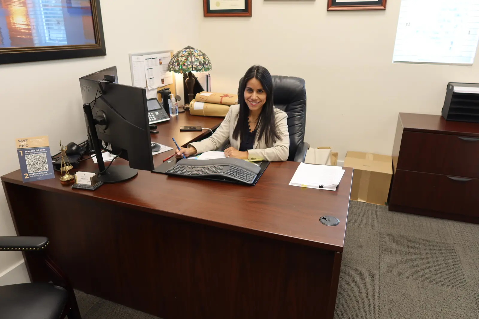 La abogada Miriam Marenco, jefa del departamento de bancarrota del bufete, en su escritorio en la oficina de Miami