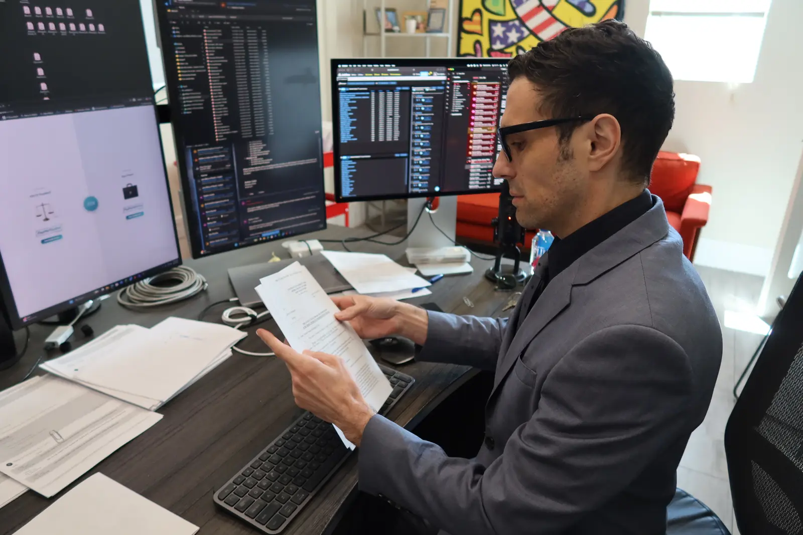 El abogado Stephen Cordero, coordinador de modificaciones del bufete, revisando documentos del préstamo en la oficina de Miami