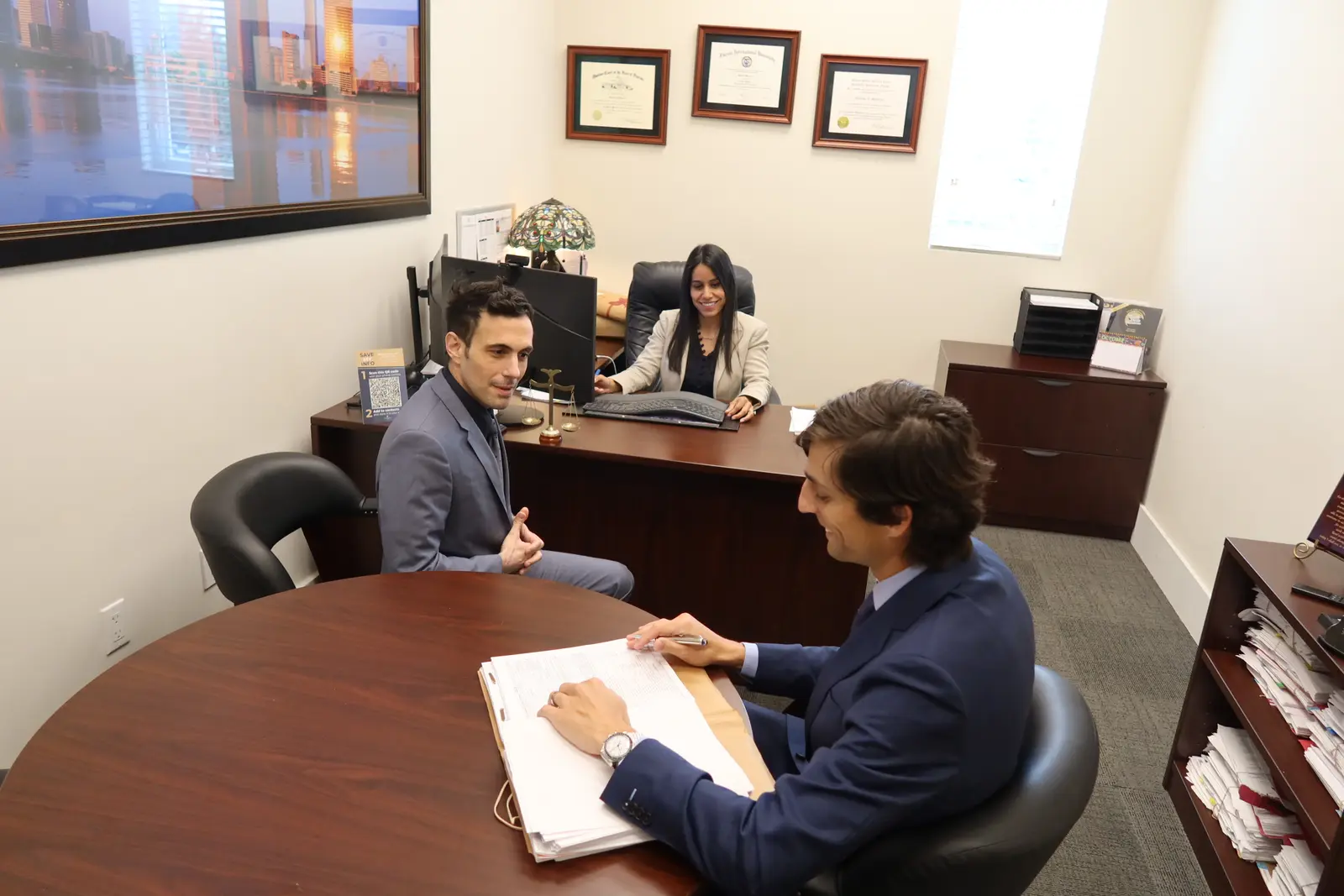 Los abogados Stephen Cordero, Sean Cordero y Miriam Marenco reunidos sobre el caso de bancarrota de un cliente en la oficina del bufete en Miami