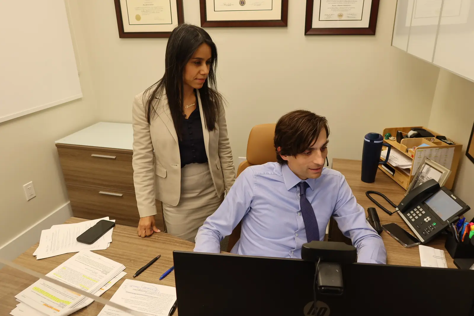 Los abogados Miriam Marenco y Sean Cordero revisando el expediente de bancarrota de un cliente en la oficina del bufete en Miami