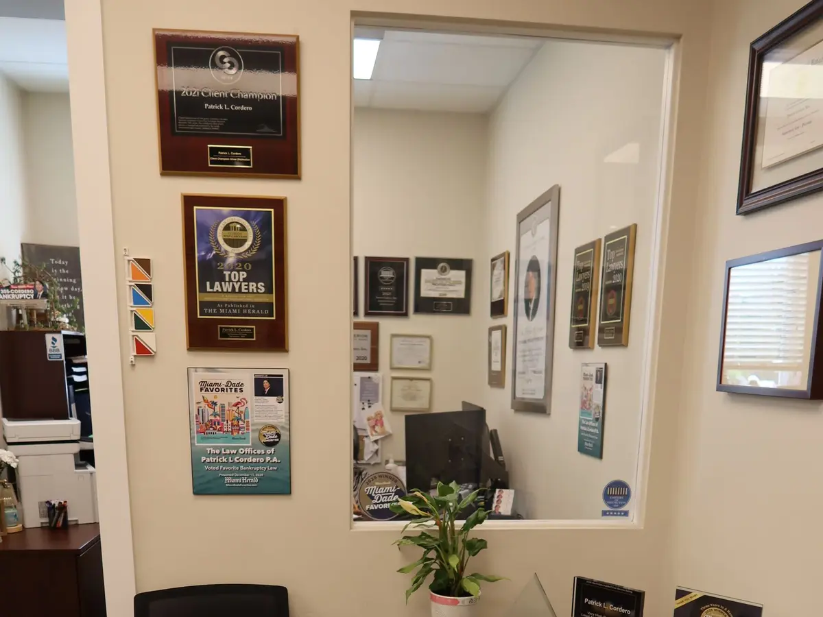 El vestíbulo de la oficina del bufete en Miami, con su pared de premios y reconocimientos