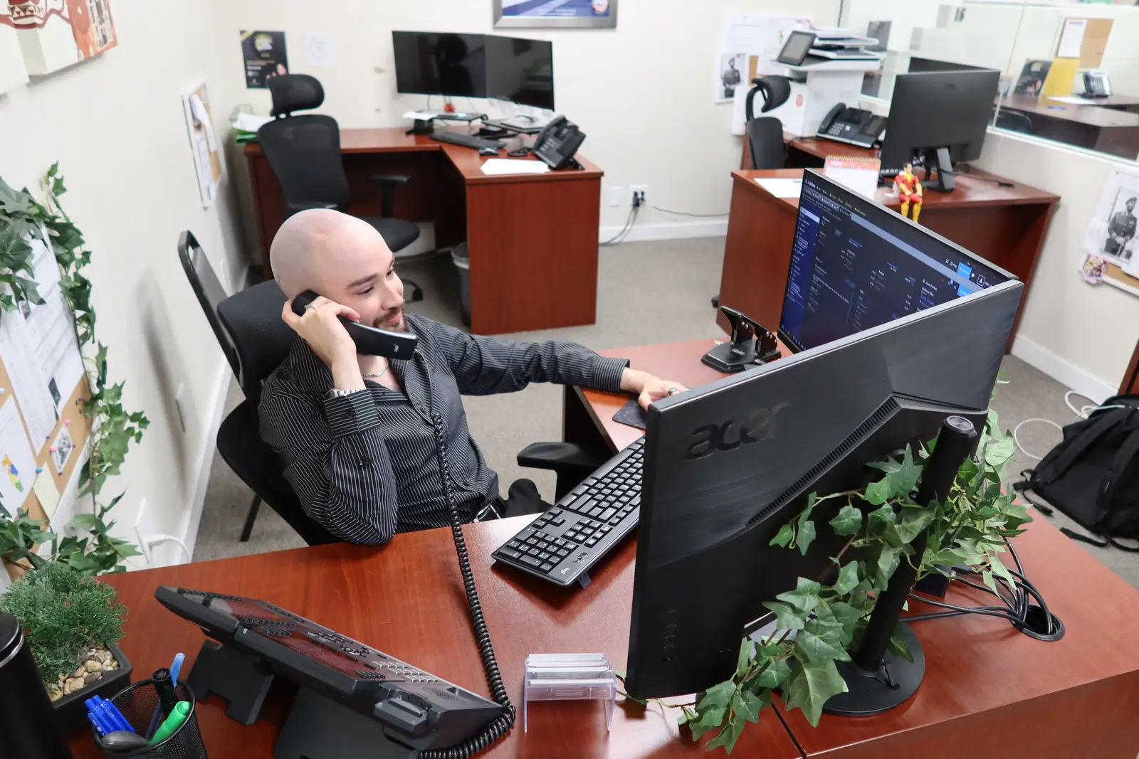 Un miembro del personal del bufete en una llamada con un cliente en la oficina de Miami